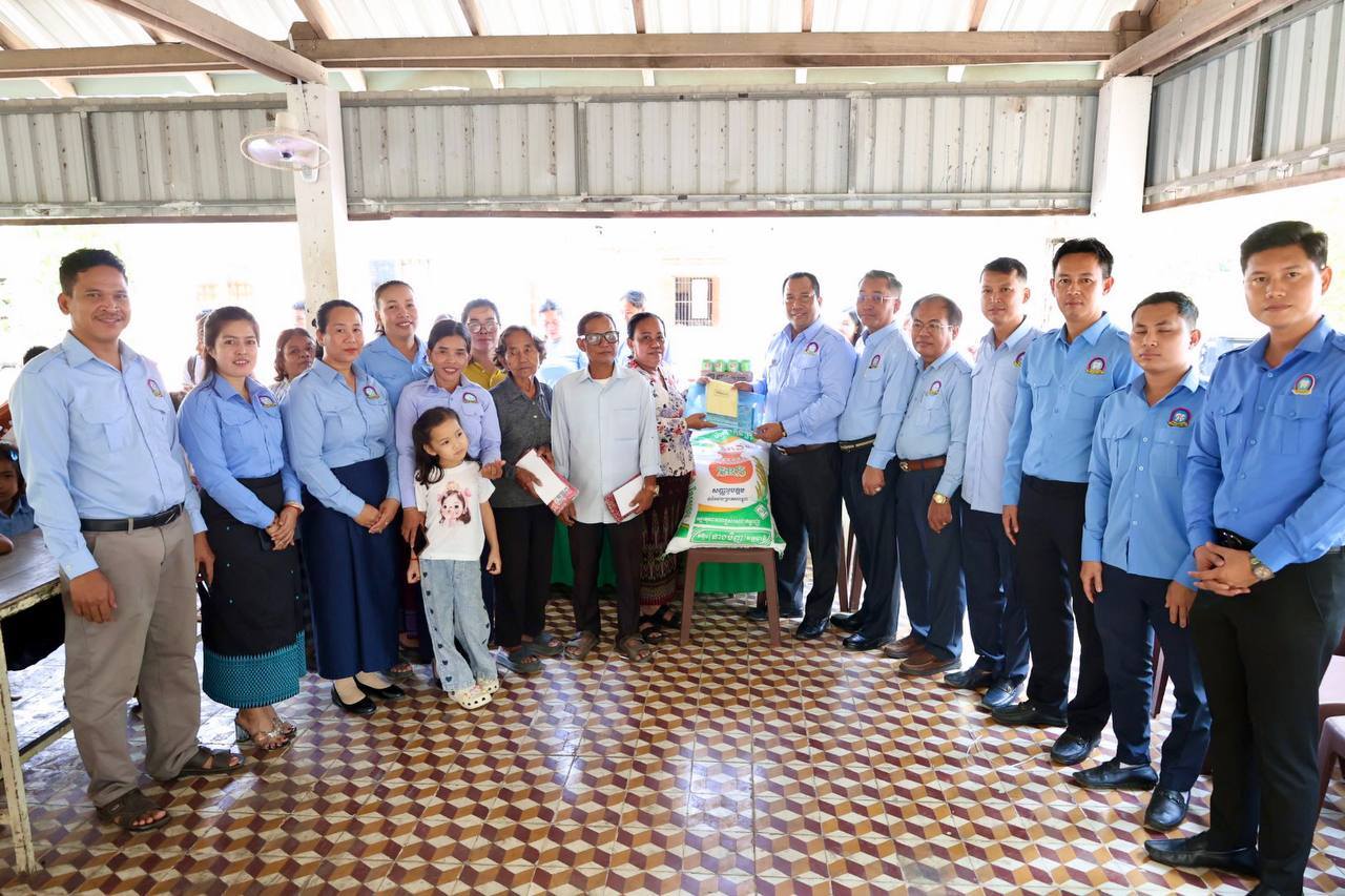 ក្រោមការដឹកនាំ និងការយកចិត្តទុកដាក់ពីសំណាក់ ឯកឧត្តម សុខ ពុទ្ធិវុធ ប្រធាន ស.ស.យ.ក. ខេត្តតាកែវ ក្រុមការងារយើងបានបន្តនាំយកសម្ភារឧបត្ថម្ភ និងចែករំលែកក្ដីស្រលាញ់ជូនដល់ក្មួយៗកុមារកំព្រាខេត្តតាកែវ