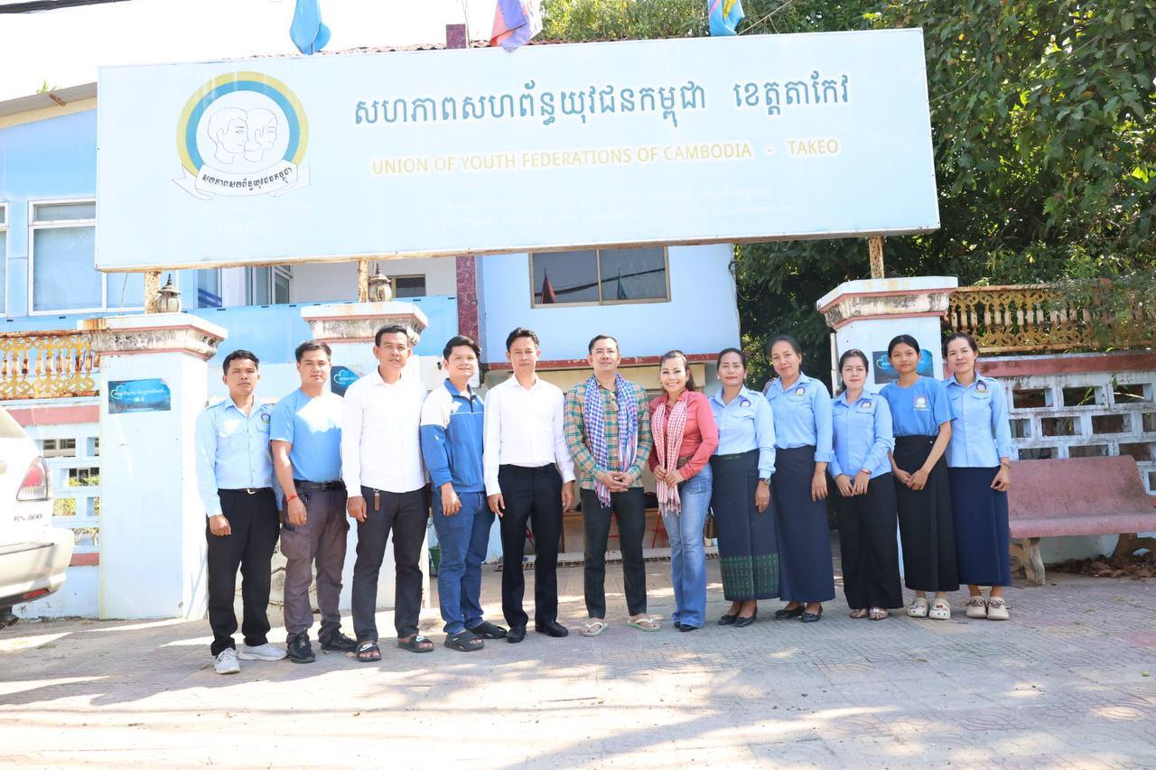 លេខាធិការដ្ឋាន ស.ស.យ.ក. ខេត្តតាកែវ បានចូលរួមអមដំណើរលោក ករុណា ពេជ្រ រួមជាមួយនឹងបងស្រីម៉ារីបាននាំយកថវិការបស់បងប្អូន សប្បុរសជននៅសហរដ្ឋអាមេរិកទៅជួបសួរសុខទុក្ខនិងរំលែកទុក្ខដល់គ្រួសារវីរៈកងទ័ពដែលបានពាក់លី