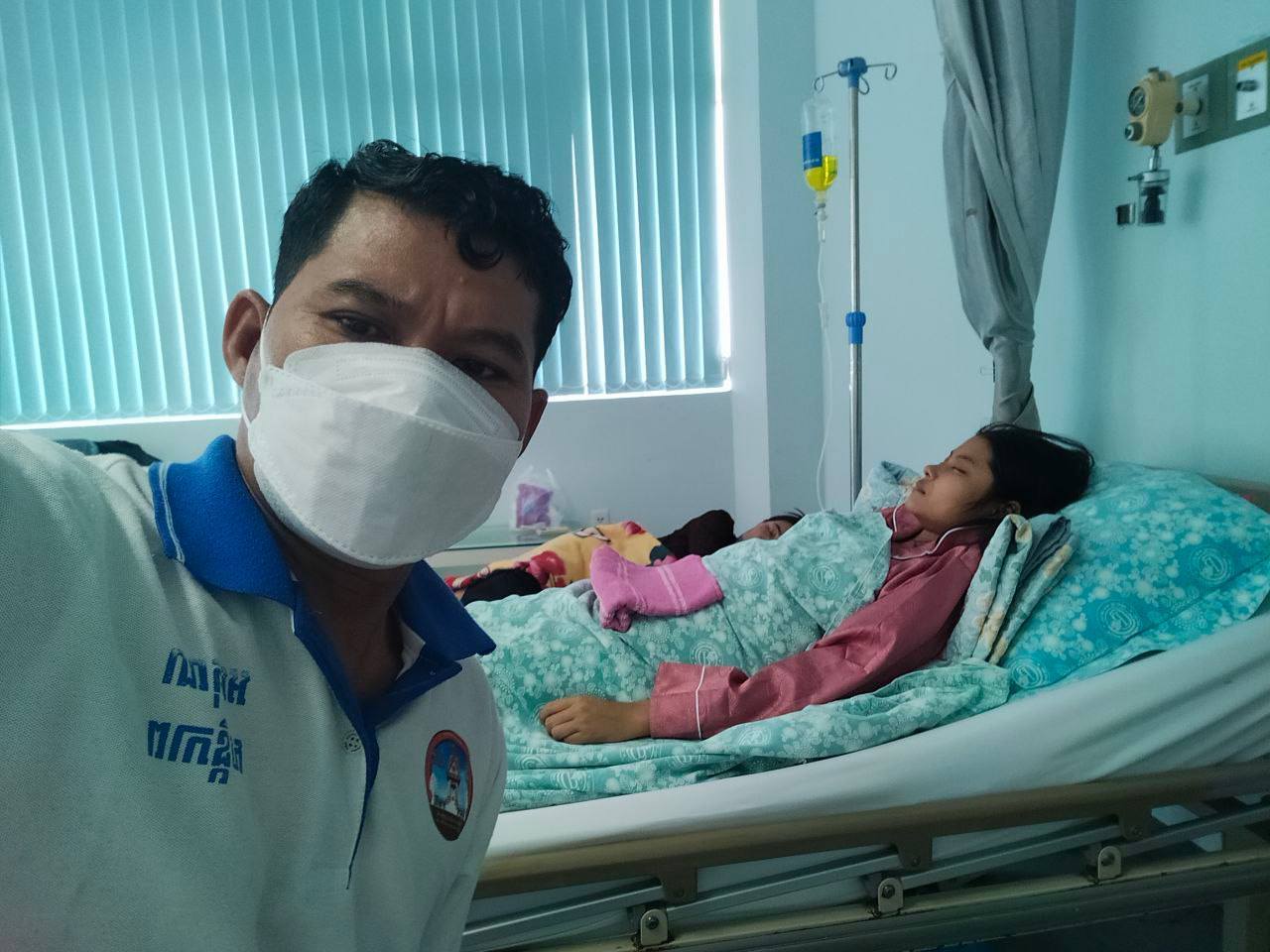 គណ:កម្មាធិការ ស.ស.យ.ក. ស្រុកសំរោង បាននាំយកថវិការបស់ឯកឧត្តម សុខ ពុទ្ធិវុធប្រធាន ស.ស.យ.ក. ខេត្តតាកែវ