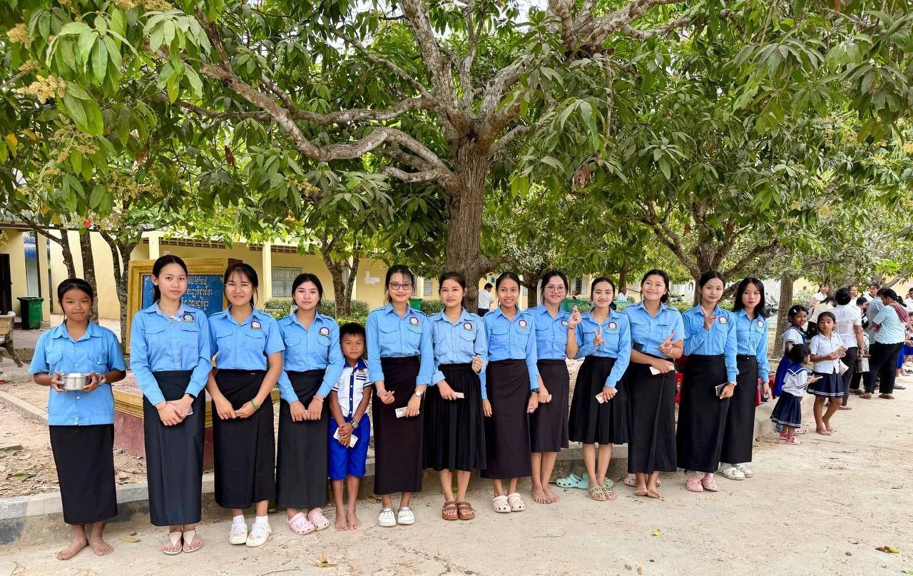 គណៈកម្មាធិការ ស.ស.យ.ក. ស្រុកព្រៃកប្បាស រួមជាមួយប្អូនៗយុវជន ស.ស.យ.ក. វិទ្យាល័យសមរលាវ ចំនួន ២០នាក់