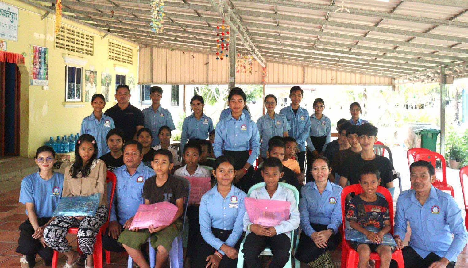 ក្នុងឱកាសទិវានៃក្ដីស្រលាញ់ ១៤ កុម្ភៈ ក្រុមការងារ ស.ស.យ.ក. ស្រុកទ្រាំង ខេត្តតាកែវ បាននាំយកអំណោយសប្បុរសធម៌ដ៏ថ្លៃថ្លារបស់ ឯកឧត្តម សុខ ពុទ្ធិវុធ ប្រធាន ស.ស.យ.ក. ខេត្តតាកែវ ទៅចែករំលែកដល់ក្មួយៗកុមារកំព្រាចំនួន ១៧នាក់ នៅឃុំស្មោង