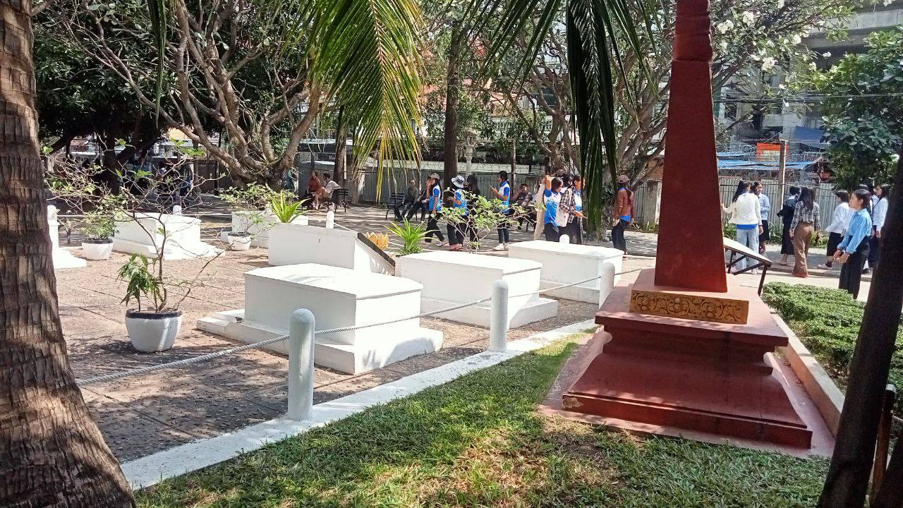 ឯកឧត្តមវេជ្ជបណ្ឌិត សុខ ផេង និង ឯកឧត្តម សុខ ពុទ្ធិវុធ បានអញ្ជើញជួបសំណេះសំណាលគ្រួសារកងទ័ពឈរជើងនៅសមរភូមិជួរមុខព្រំដែន កម្ពុជា-ថៃ ទូទាំងស្រុកទ្រាំង
