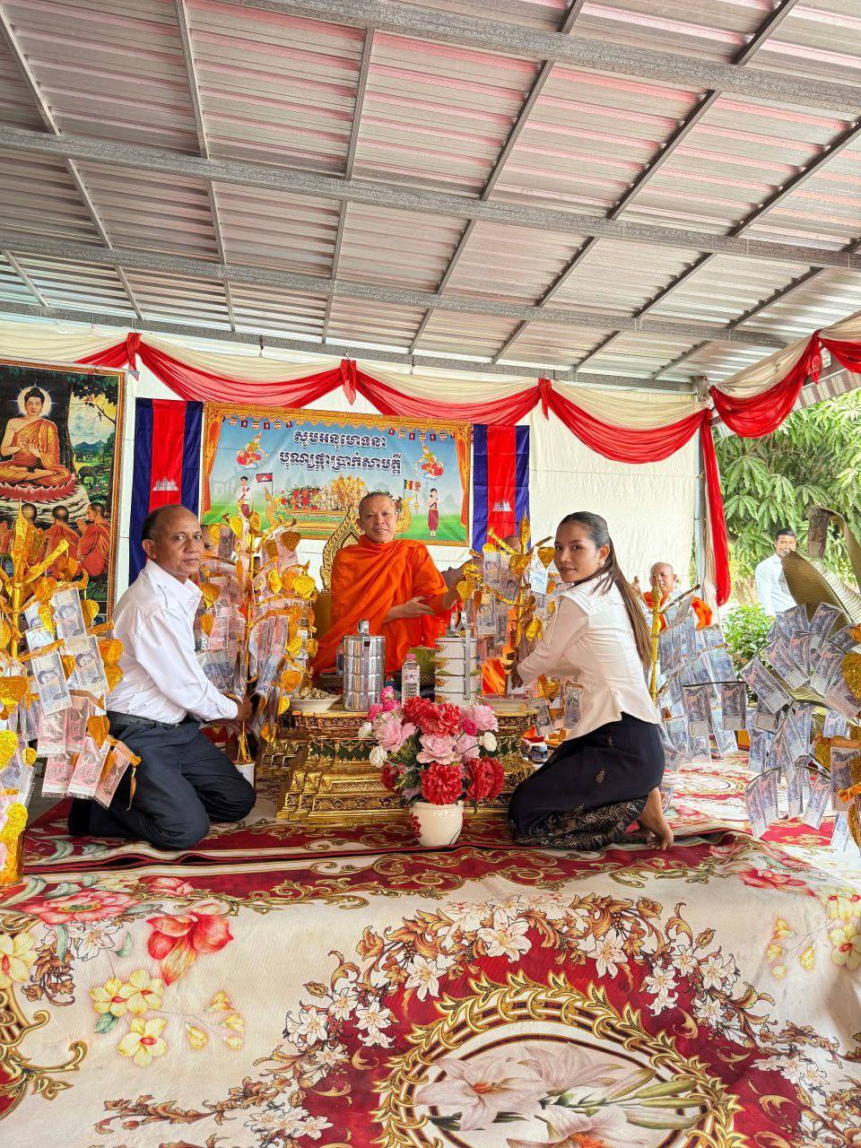 គណកម្មាធិការ ស.ស.យ.ក. ស្រុកព្រៃកប្បាសនិងប្អូនៗ ស.ស.យ.ក. វិទ្យាល័យចំប៉ា បានចូលរួមជួយសម្របសម្រួល ក្នុងពិធីបុណ្យផ្កាប្រាក់រស្មីសាមគ្គី